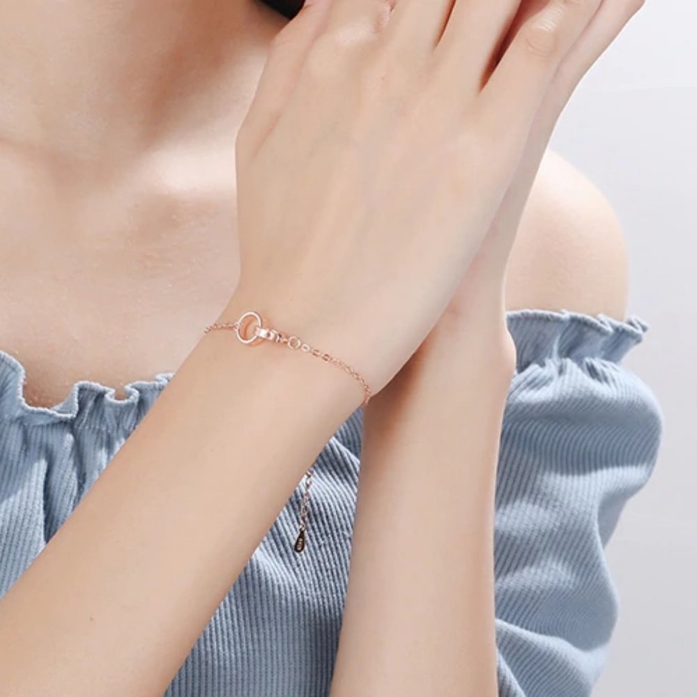 NEW Rose Gold Interlocking Circle Bracelet - Picture 4 of 8